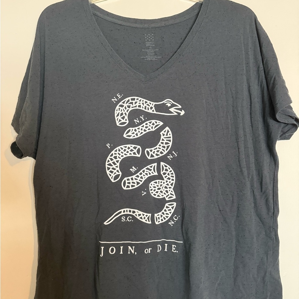 Join or Die Reptile Graphic T-Shirt in Charcoal